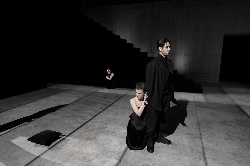 Centrā: Heizela Nailsa – Inese Pudža, Pīters Nailss – Rūdis Bīviņš // Foto – Mārtiņš Vilkārsis