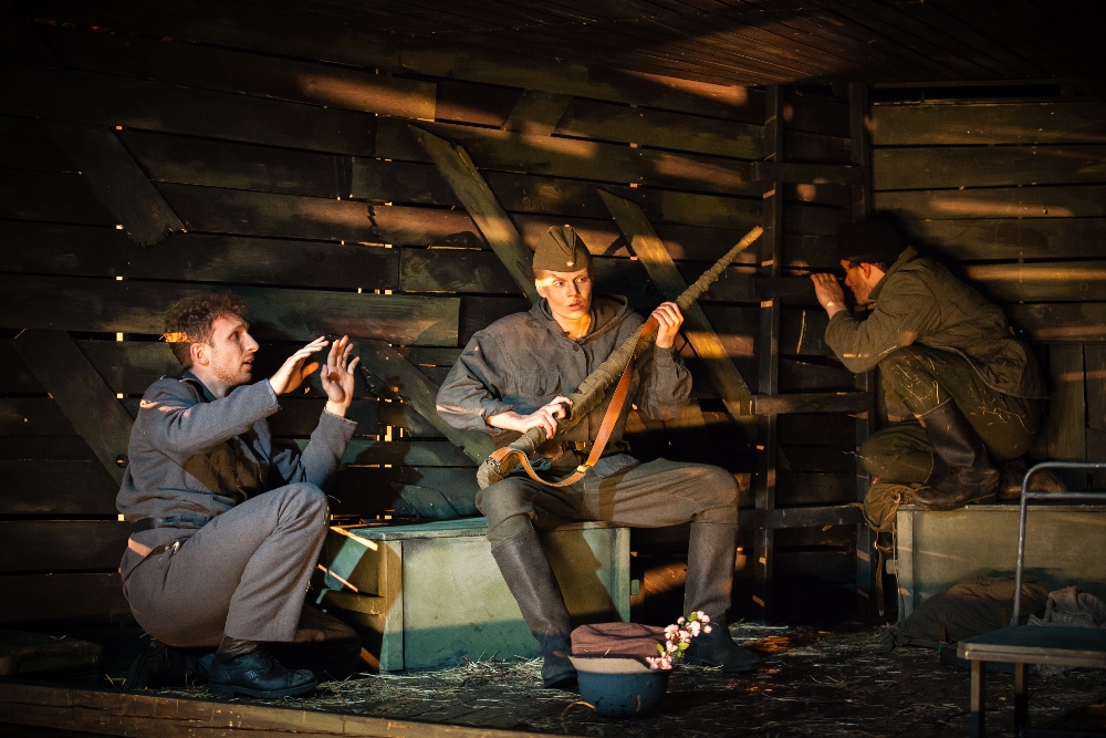 Karels – Mārtiņš Počs, Aleksandrs – Elīna Dzelme, Rašīds – Gints Grāvelis // Foto – Kaspars Kviesis