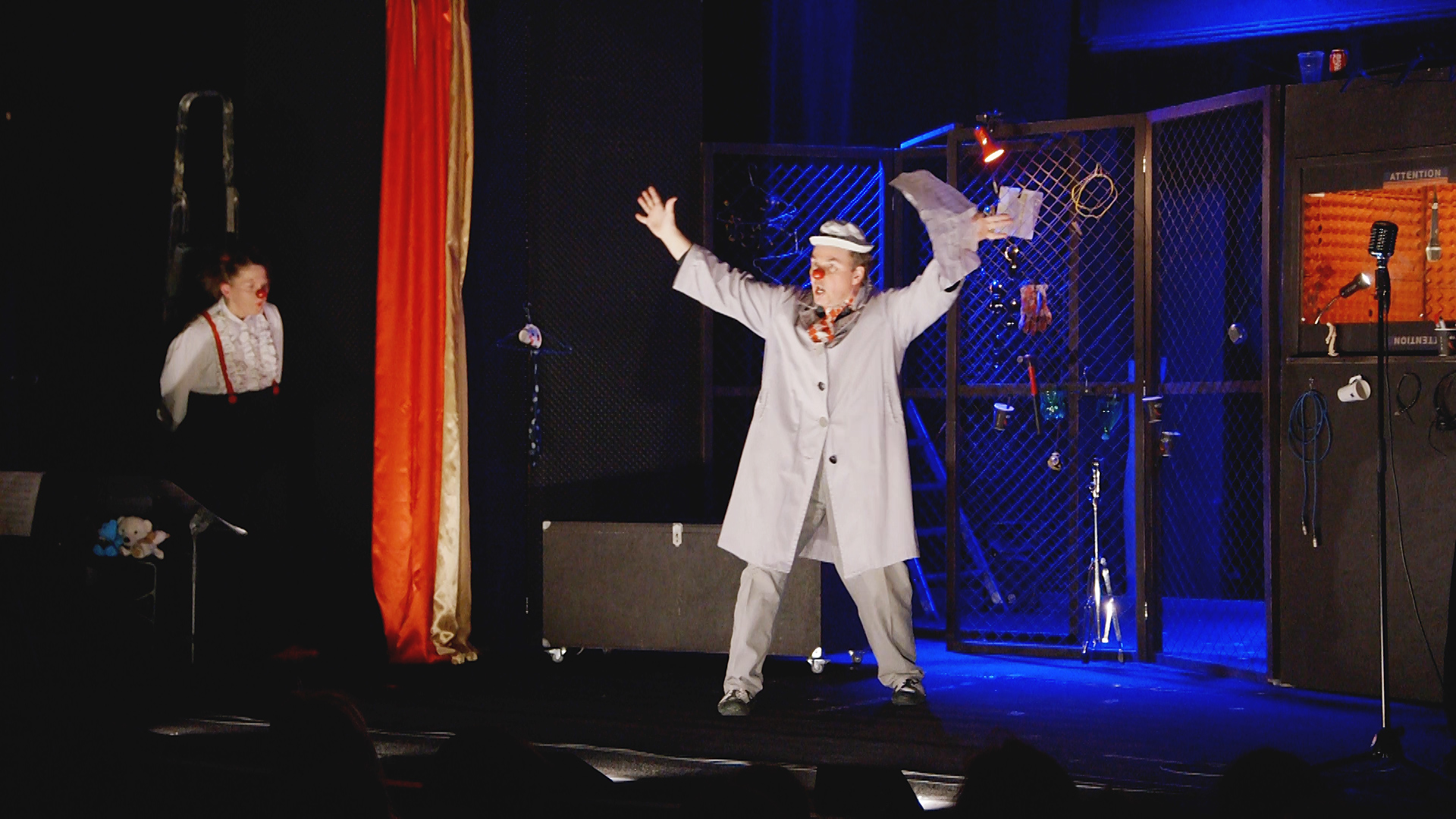 Skats no Laura Gundara izrādes 