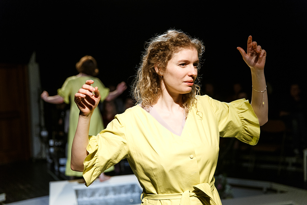 Elīna Hanzena izrādē 