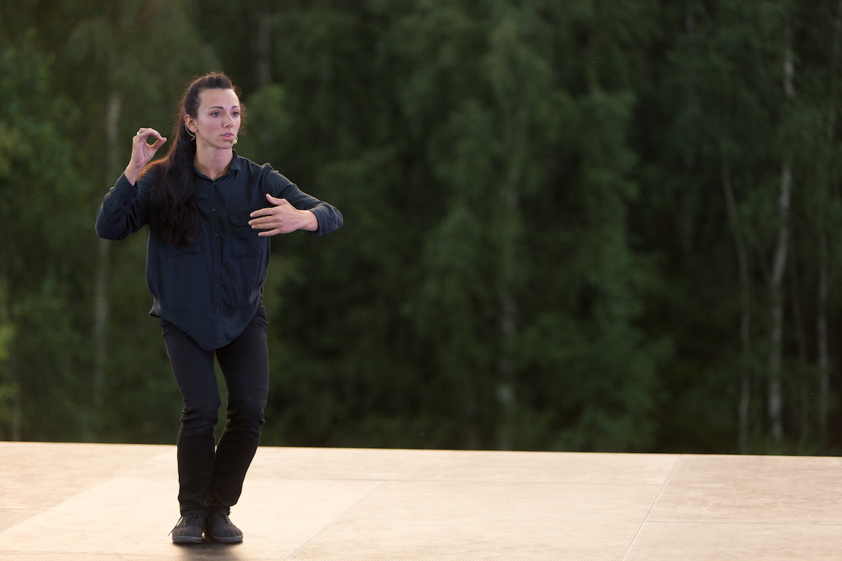 Skats no Kristīnes Brīniņas laikmetīgās dejas izrādes 