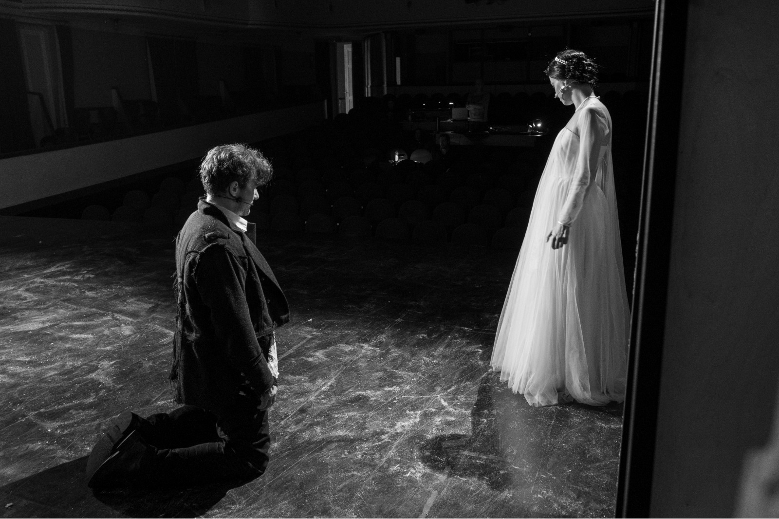 Gints Grāvelis – Edgars, Agnese Jēkabsone – Kristīne. Skats no izrādes 