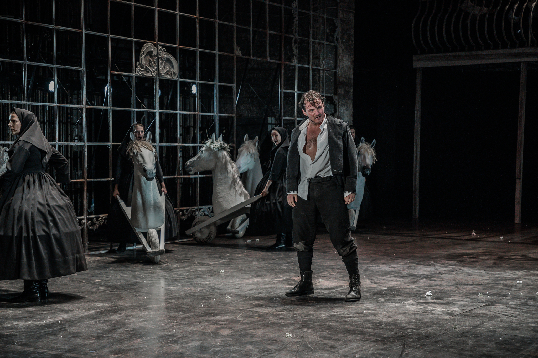 Gints Grāvelis – Edgars izrādē 