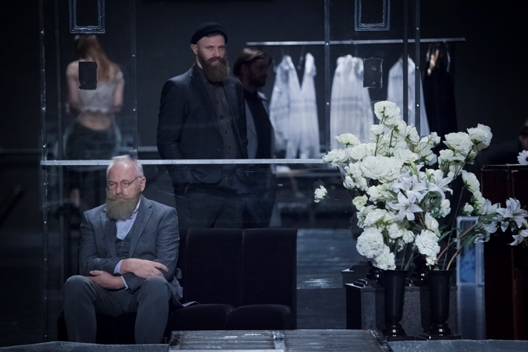 Skats no Kauņas Drāmas teātra izrādes 