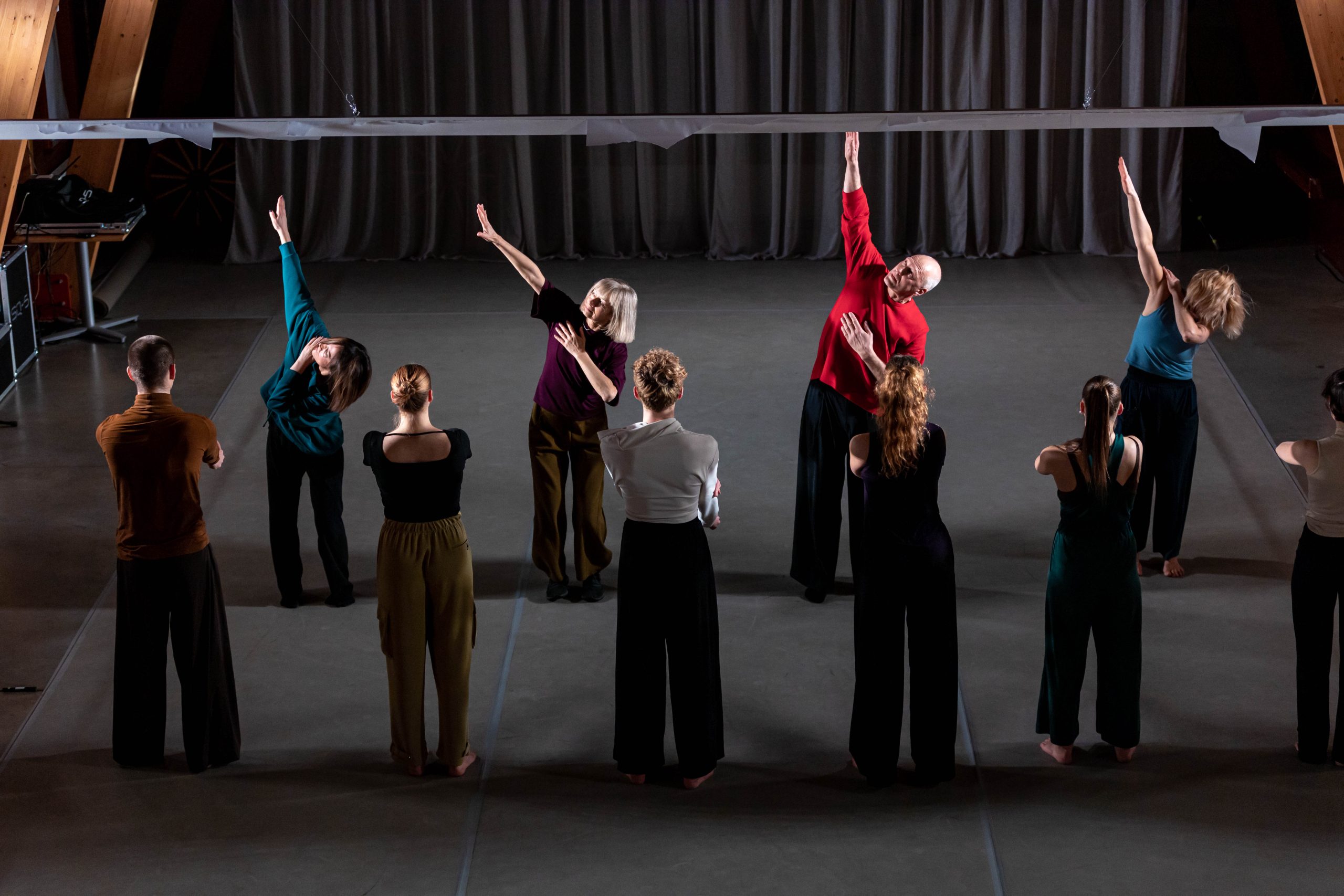 Skats no laikmetīgās dejas izrādes “Aizsācēji un iesācēji” (hor. Ramona Galkina) // Foto – Aija Melbārde