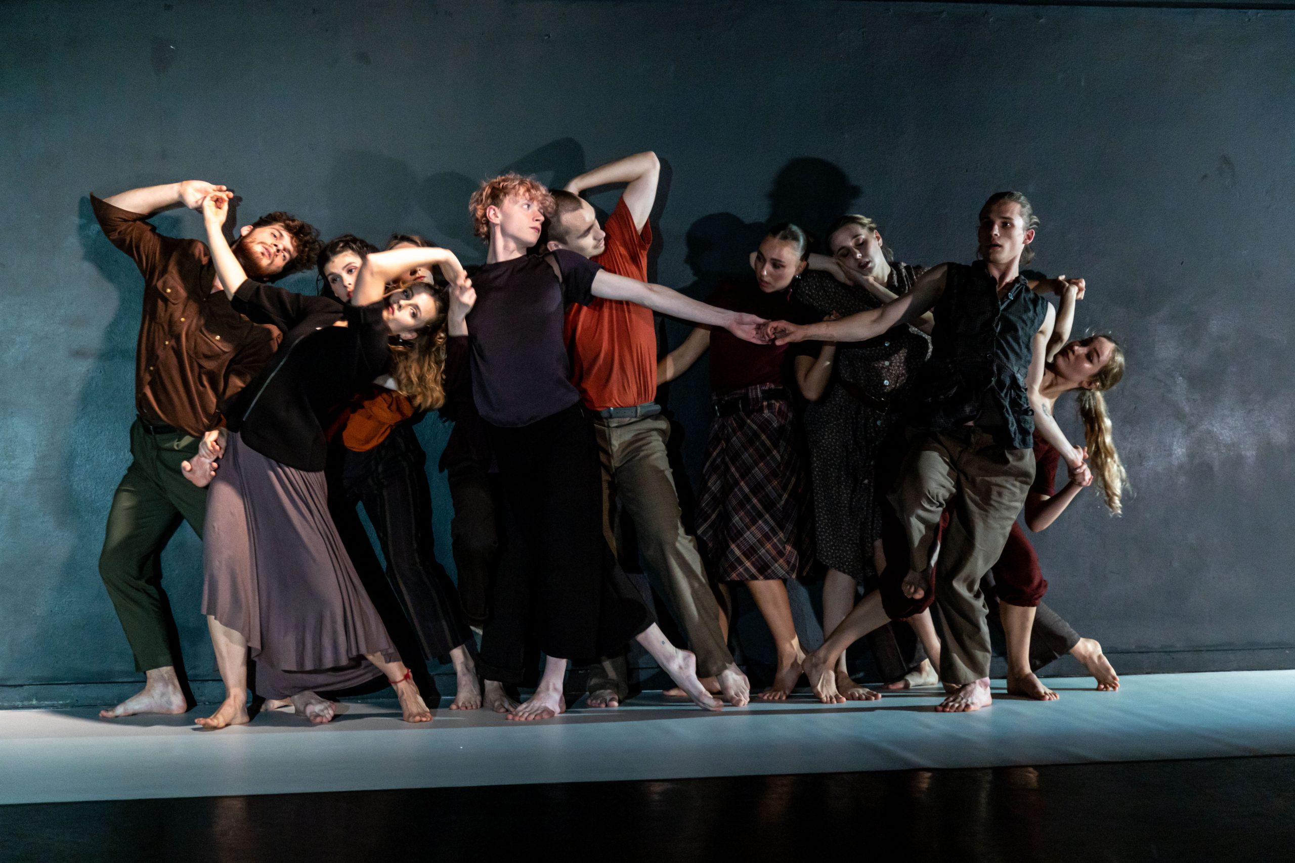 Skats no laikmetīgās dejas izrādes 