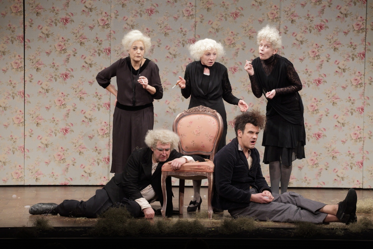 Skats no izrādes „Divpadsmit krēsli” // Foto – Jānis Deinats