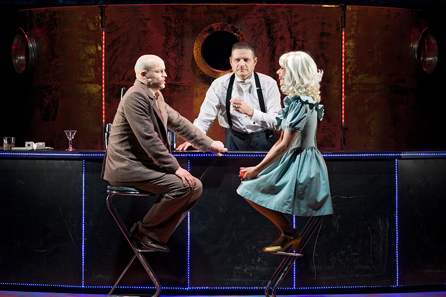 Marvins Gudmens – Kaspars Kārkliņš, Edijs – Edgars Pujāts, Žanna Vleja – Ilze Jura // Foto – Ziedonis Safronovs