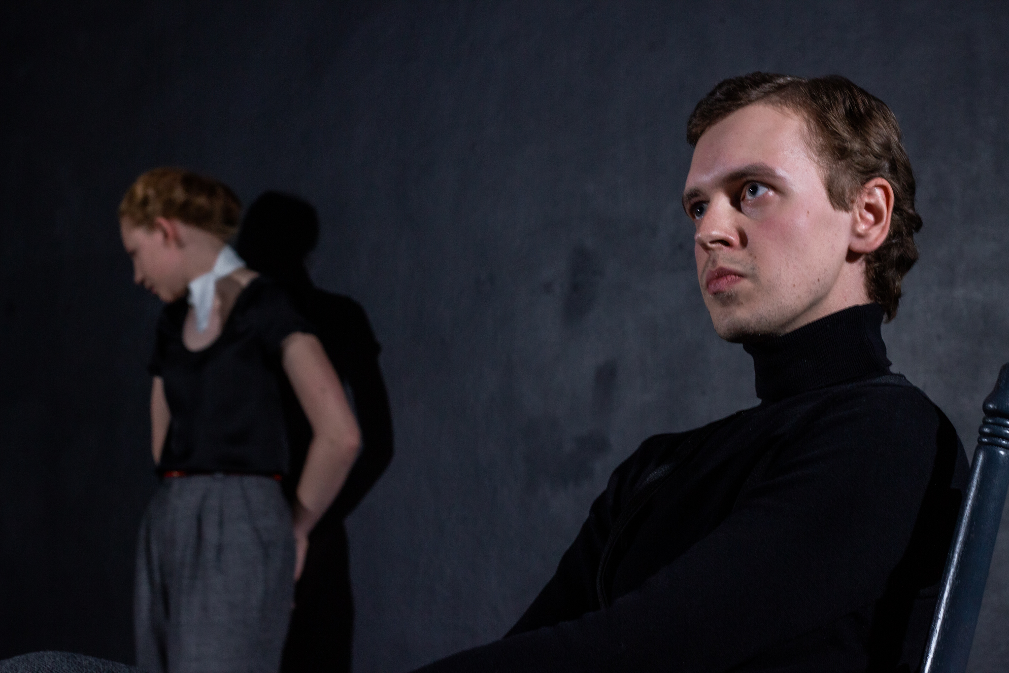 Skats no izrādes “Spēles ar uguni” (rež. Linda Kalniņa) // Foto – Nellija Spūle