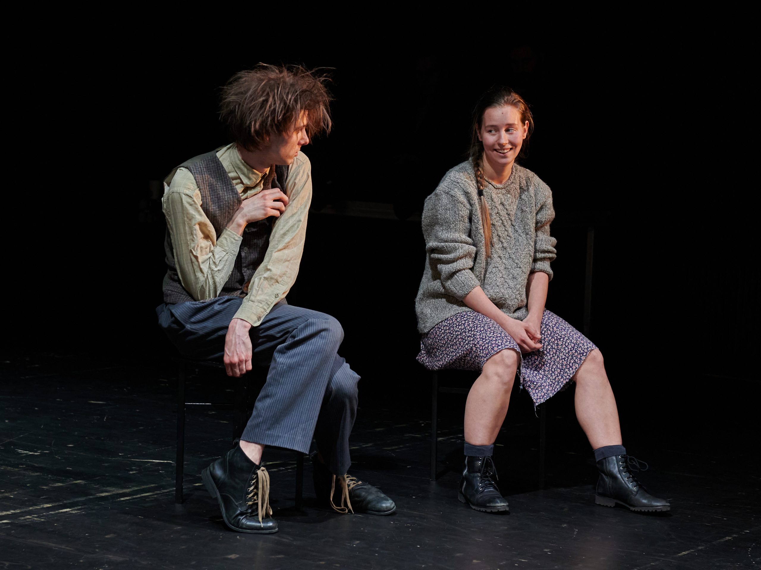 Skats no izrādes “Kroplis no Inišmānas” (rež. Māra Ķimele) // Foto – Uldis Bārdiņš