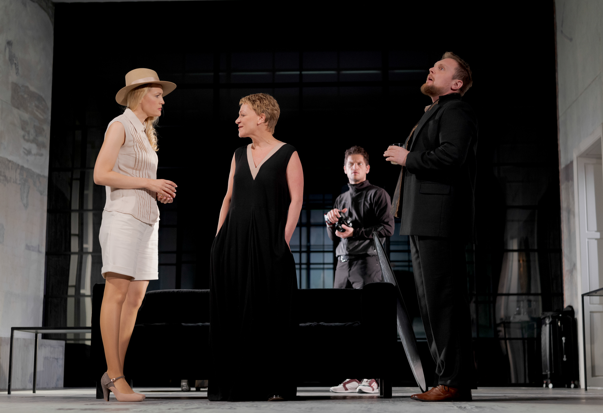 Natālija Blūmenšteina – Ilze Trukšāne, Ulja Rihte – Inese Kučinska, Maikls – Edgars Ozoliņš, Stīvs Rakūns – Sandis Pēcis // Foto – Mārtiņš Vilkārsis