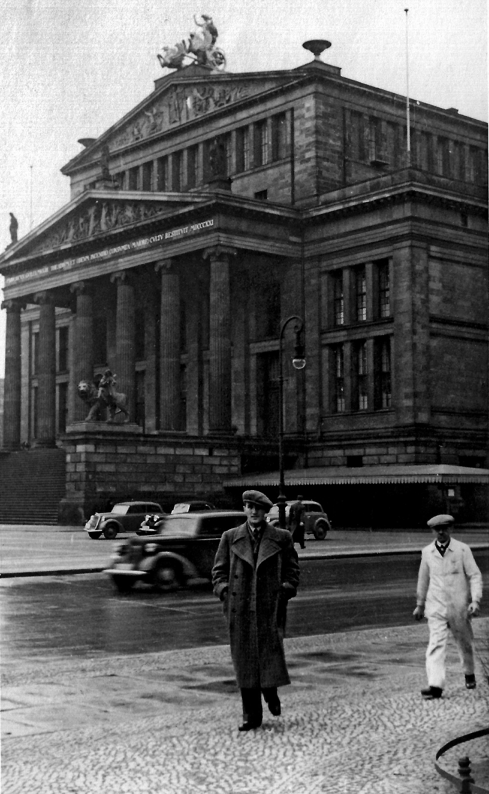 Vilis Lapenieks uz teātra Deutsches  Schauspielhaus fona