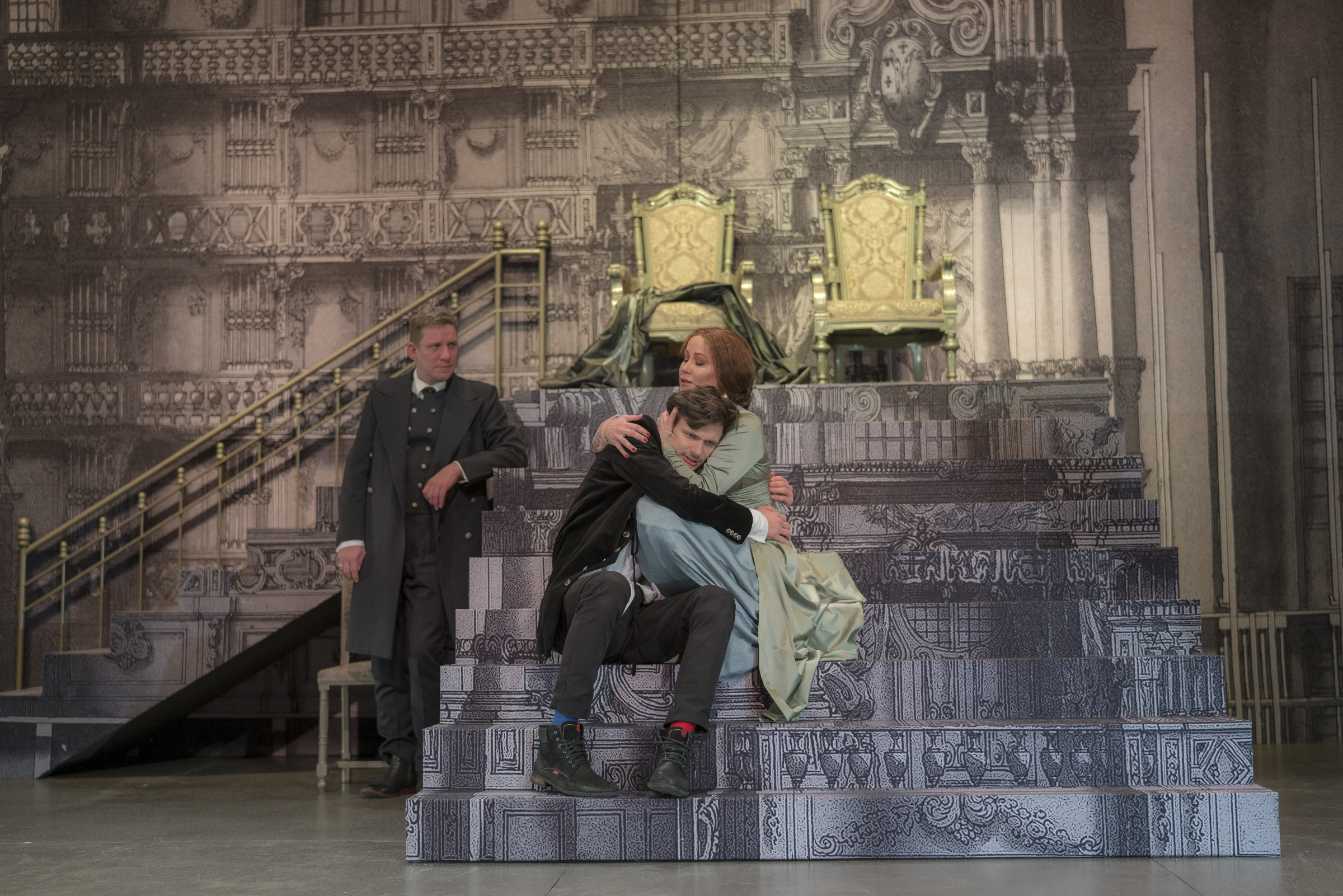 Džefrijs – Artūrs Skrastiņš, Džons – Toms Treinis, Eleonora – Rēzija Kalniņa // Foto – Mārtiņš Vilkārsis