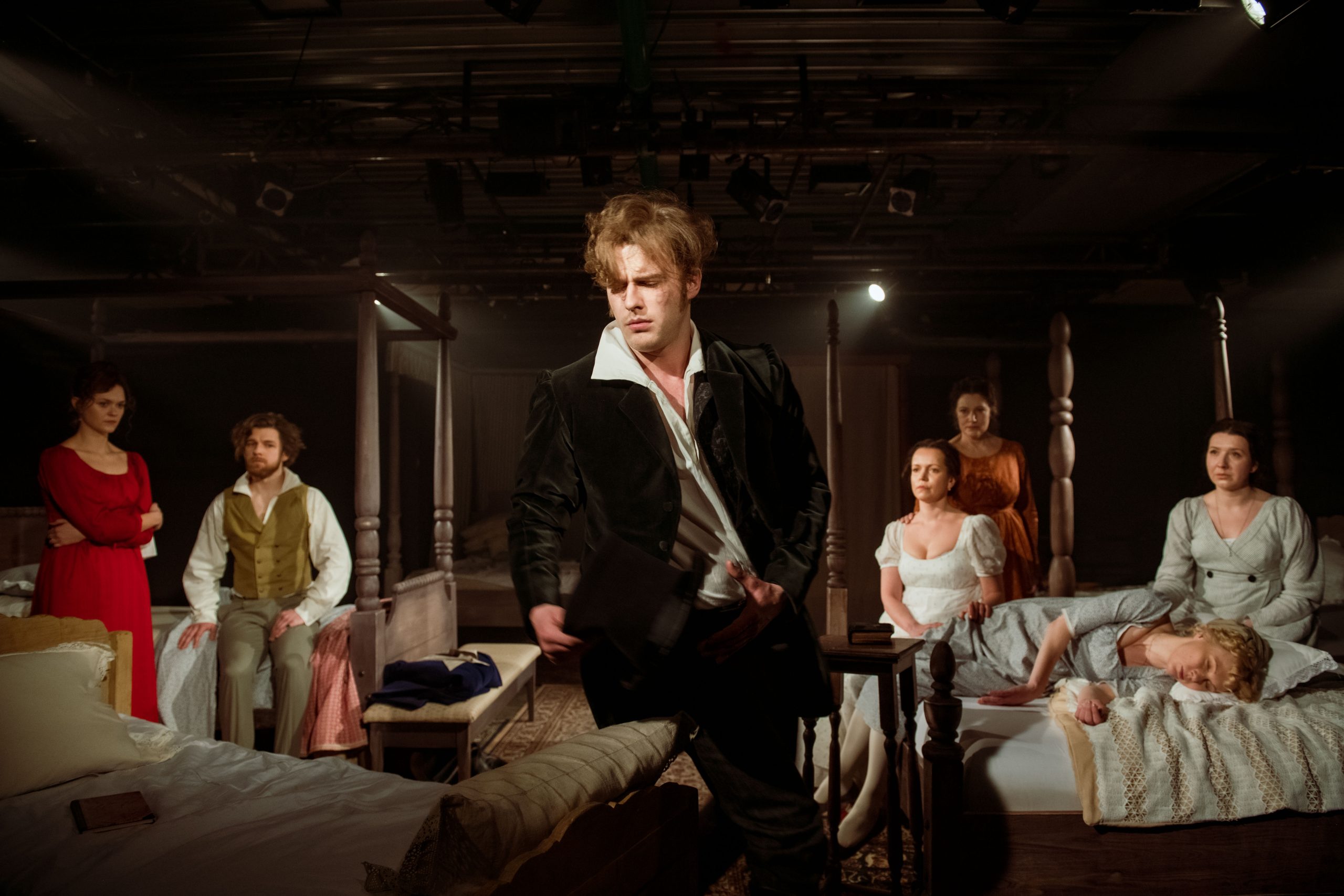 Skats no izrādes. Centrā: Sebastians – Reinis Boters // Foto – Kristaps Kalns