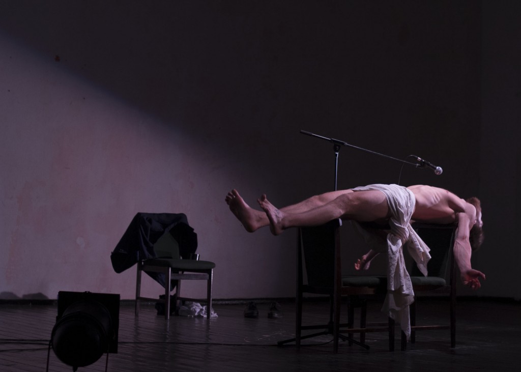 Āris Matesovičs izrādē 