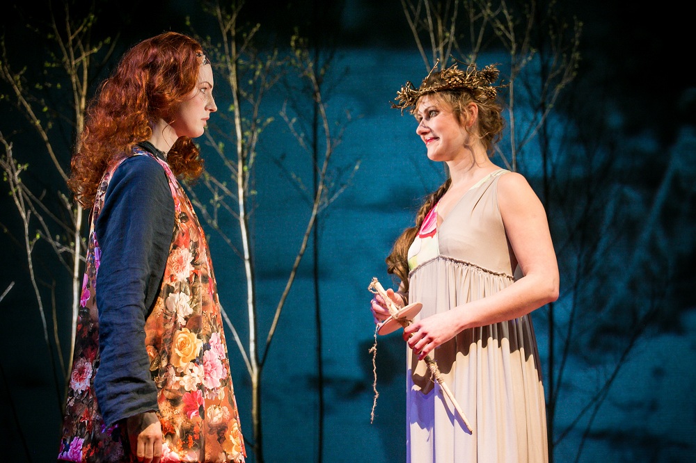 Paija – Rūta Dišlere, Maija – Elīna Vāne // Foto – Matīss Markovskis