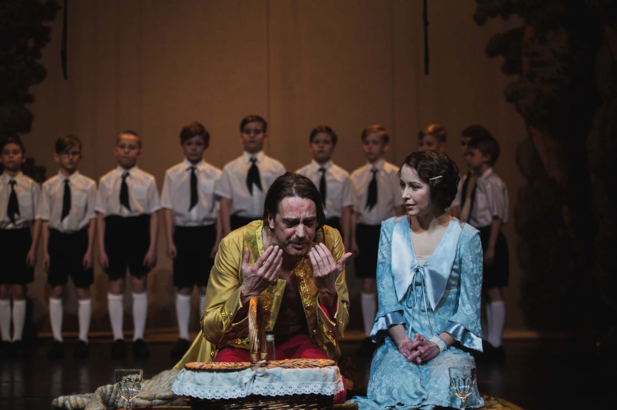 Skats no Igaunijas Drāmas teātra izrādes “Mefisto” // Foto – Gabriela Urm