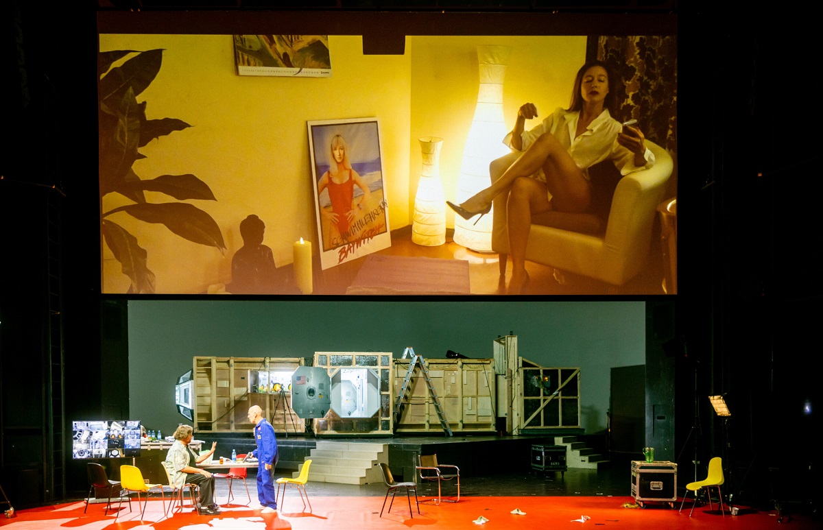 Skats no Berlīnes Volksbühne izrādes “Metode” // Foto – Luna Zscharnt