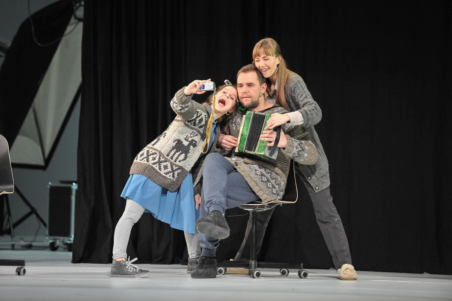 Hedviga – Alise Danovska, Jalmars – Ivars Kļavinskis, Gīna – Maija Doveika // Foto – Kristaps Kalns