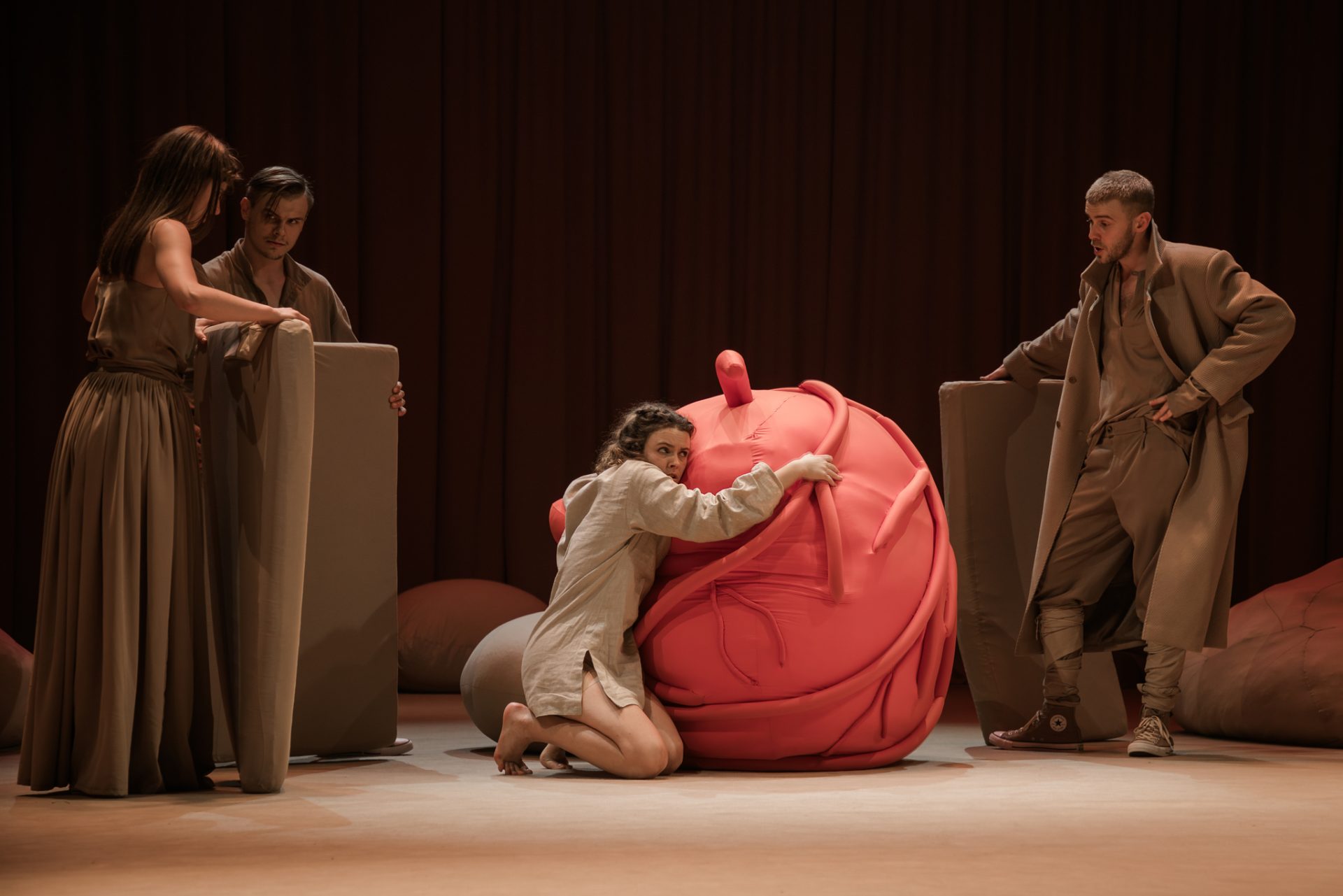 Skats no Liepājas teātra izrādes 