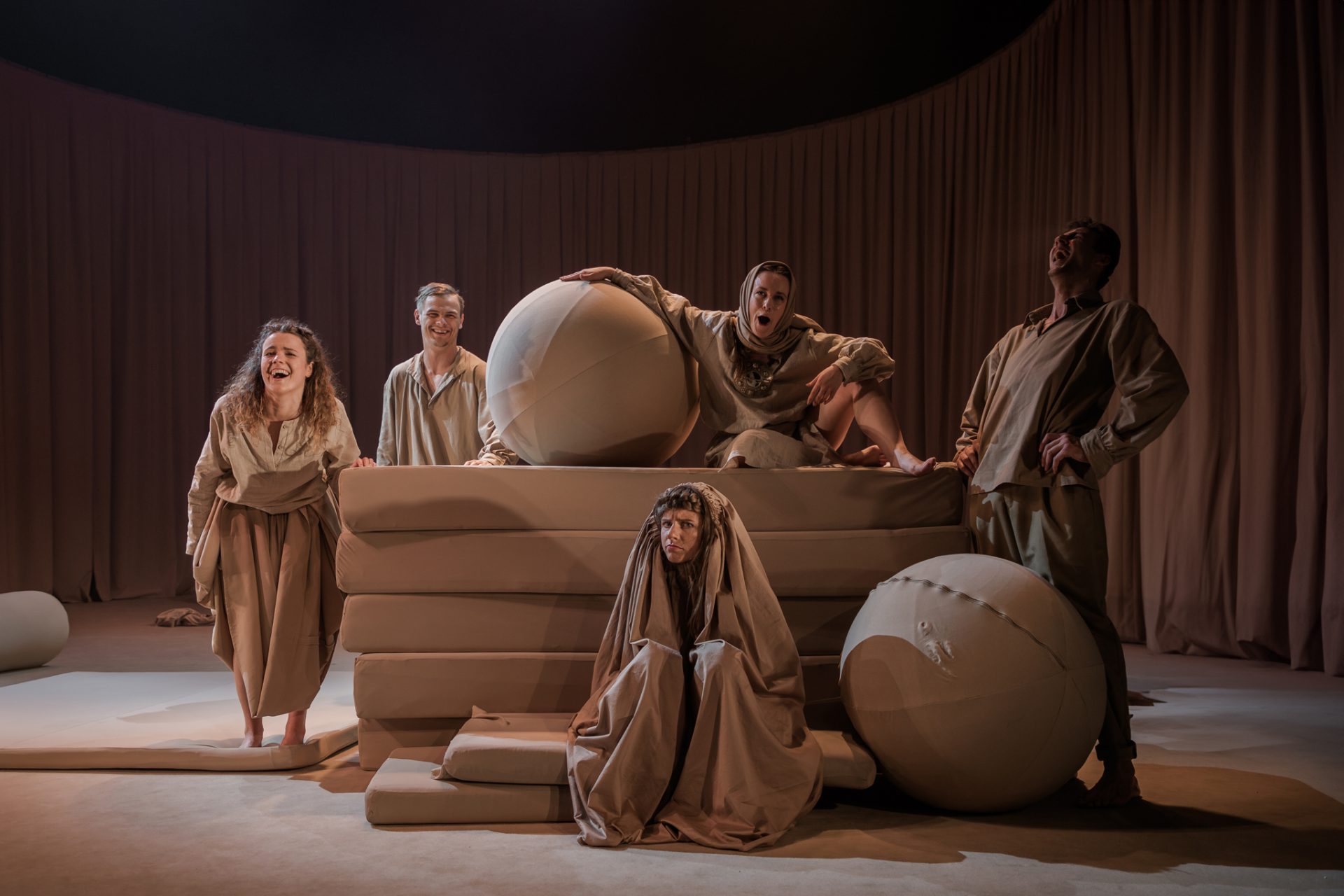 Skats no Liepājas teātra izrādes 