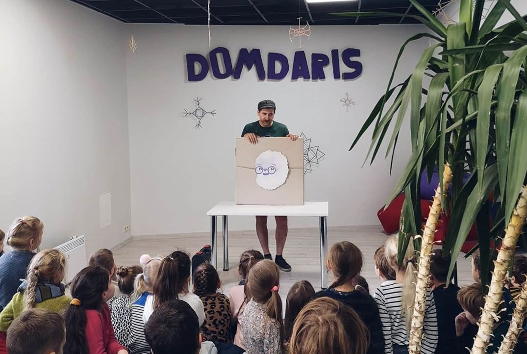 Skats no izrādes bērniem 