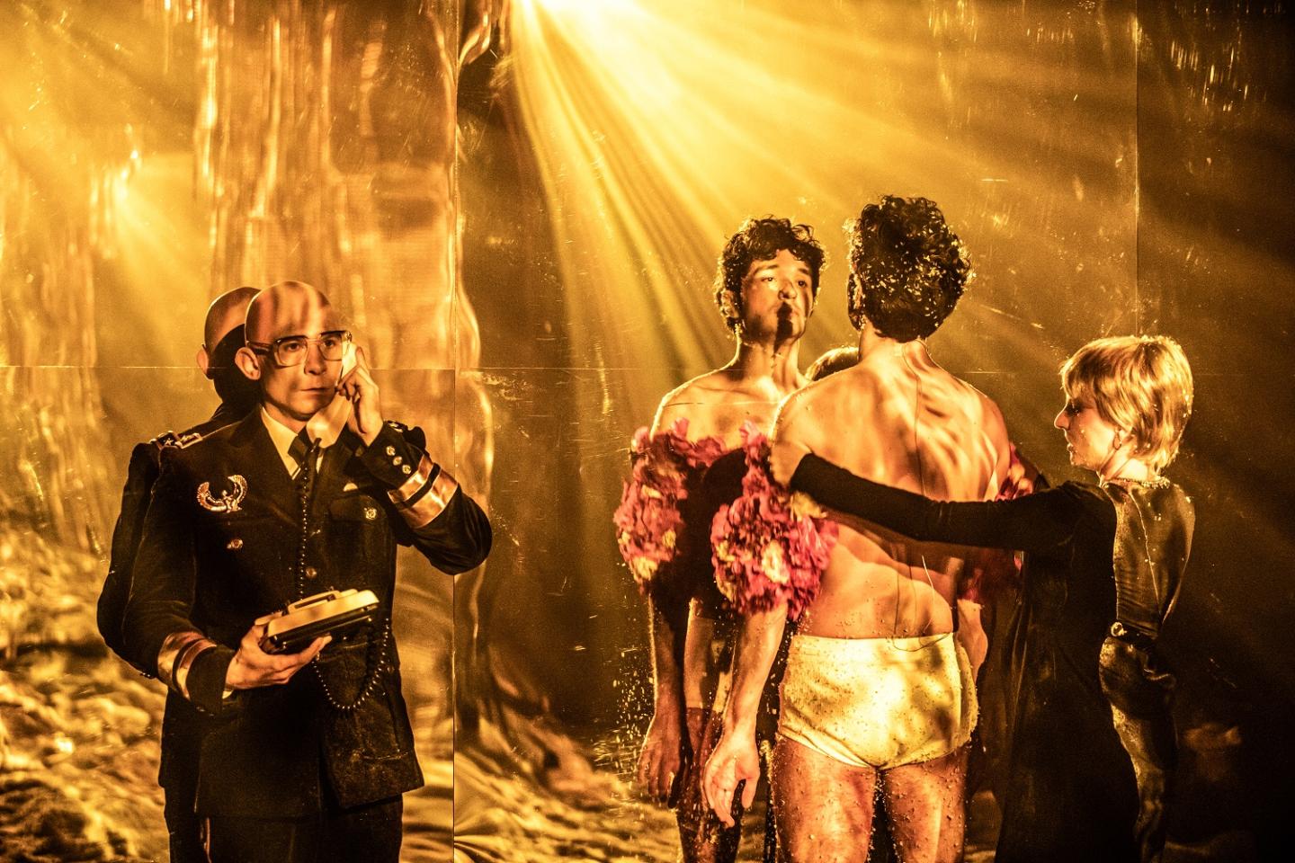 Skats no Bidgoščas Poļu teātra izrādes “Elenas un Nikolaja Čaušesku pēdējās dienas” (rež. Voiceks Faruga) // Foto - Natalia Kabanow