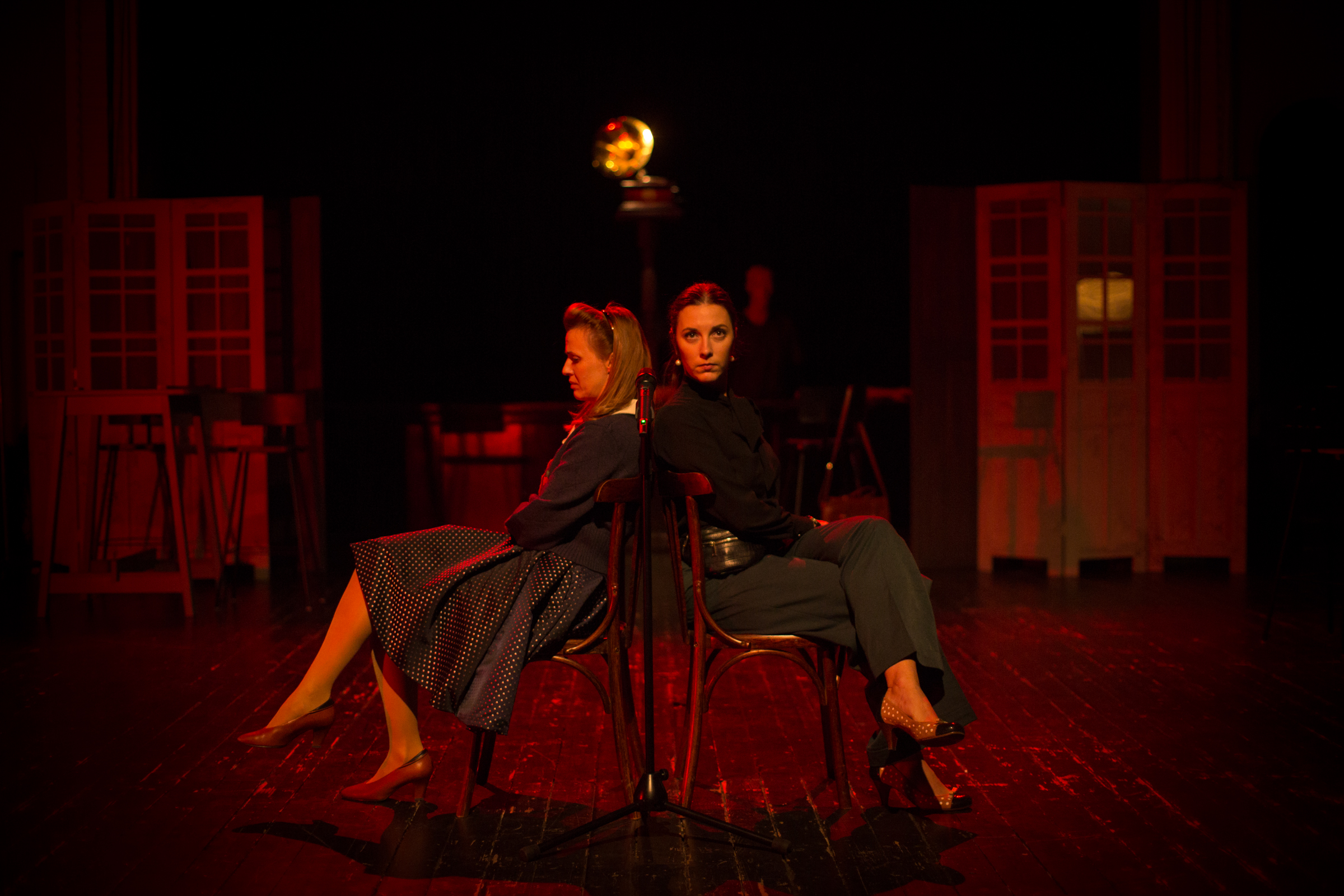 Inese Pudža un Anta Aizupe izrādē 