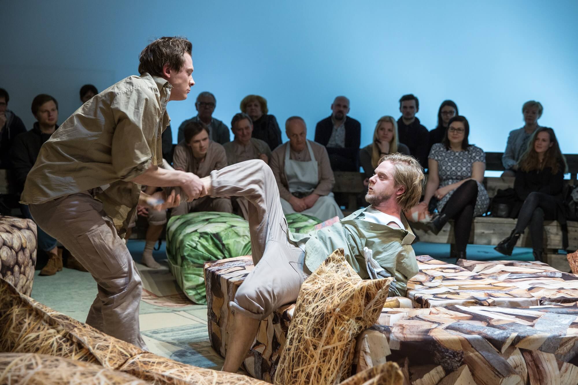 Pauls Iklāvs un Toms Veličko izrādē 