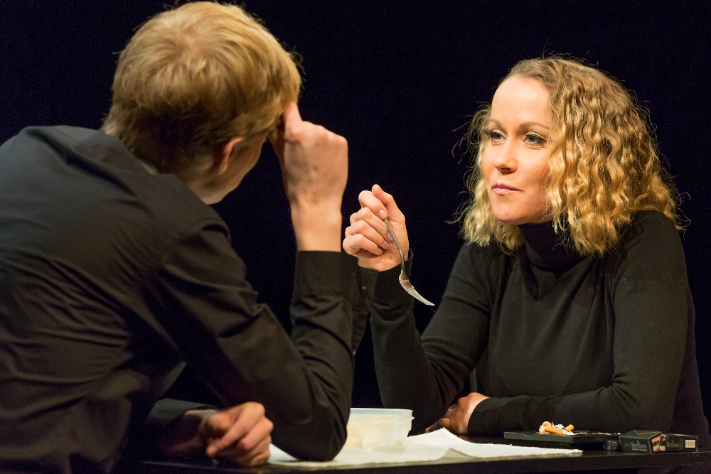 Elmārs Seņkovs un Rēzija Kalniņa izrādē