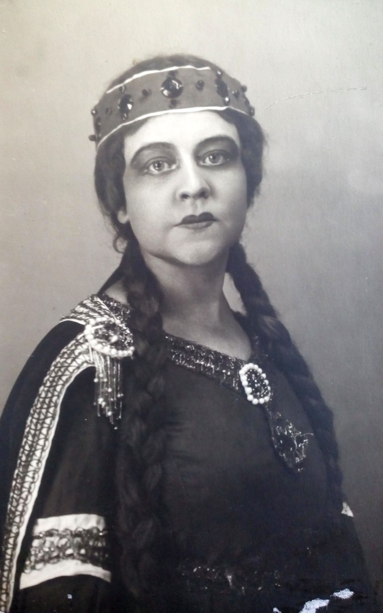 Raiņa luga „Krauklītis” Latvijas Nacionālajā teātrī 1921. gadā. Mirdza Šmithene – Magones lomā. K. Kraukļa foto. RMM 2321