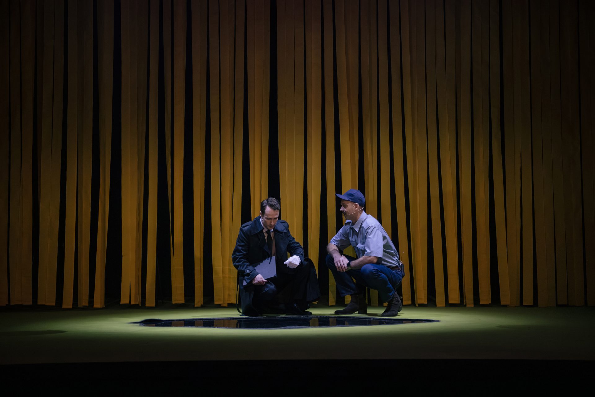 Izmeklētājs – Rolands Beķeris, Policists – Gatis Maliks // Foto – Justīne Grinberga