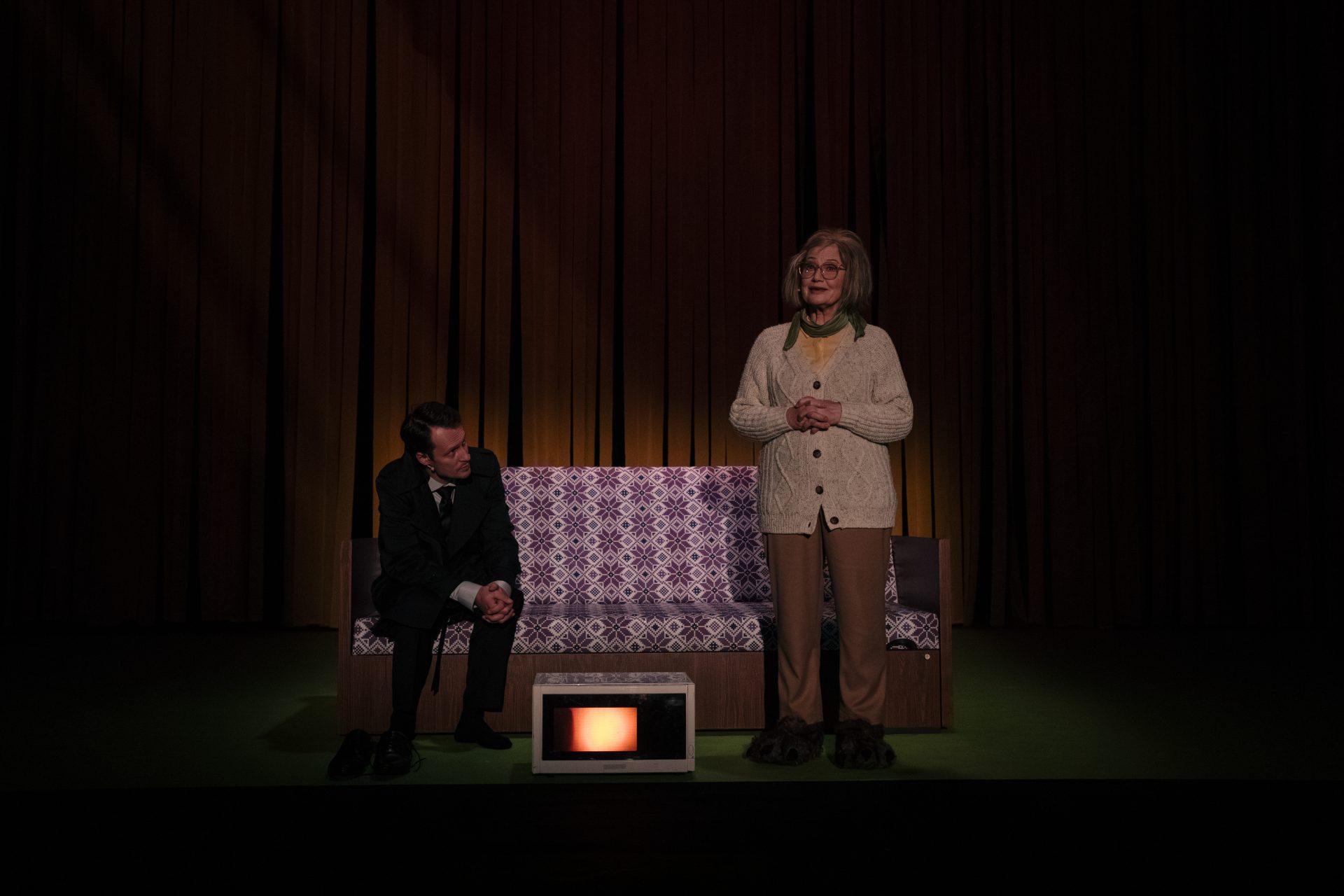 Izmeklētājs – Rolands Beķeris, Ausma – Anda Albuže // Foto – Justīne Grinberga