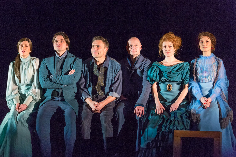 Ļiza – Ērika Eglija, Čepurnojs – Artis Robežnieks, Protasovs – Juris Žagars, Vagins – Ģirts Ķesteris, Melānija – Vita Vārpiņa, Jeļena – Kristīne Nevarauska // Foto – Gunārs Janaitis