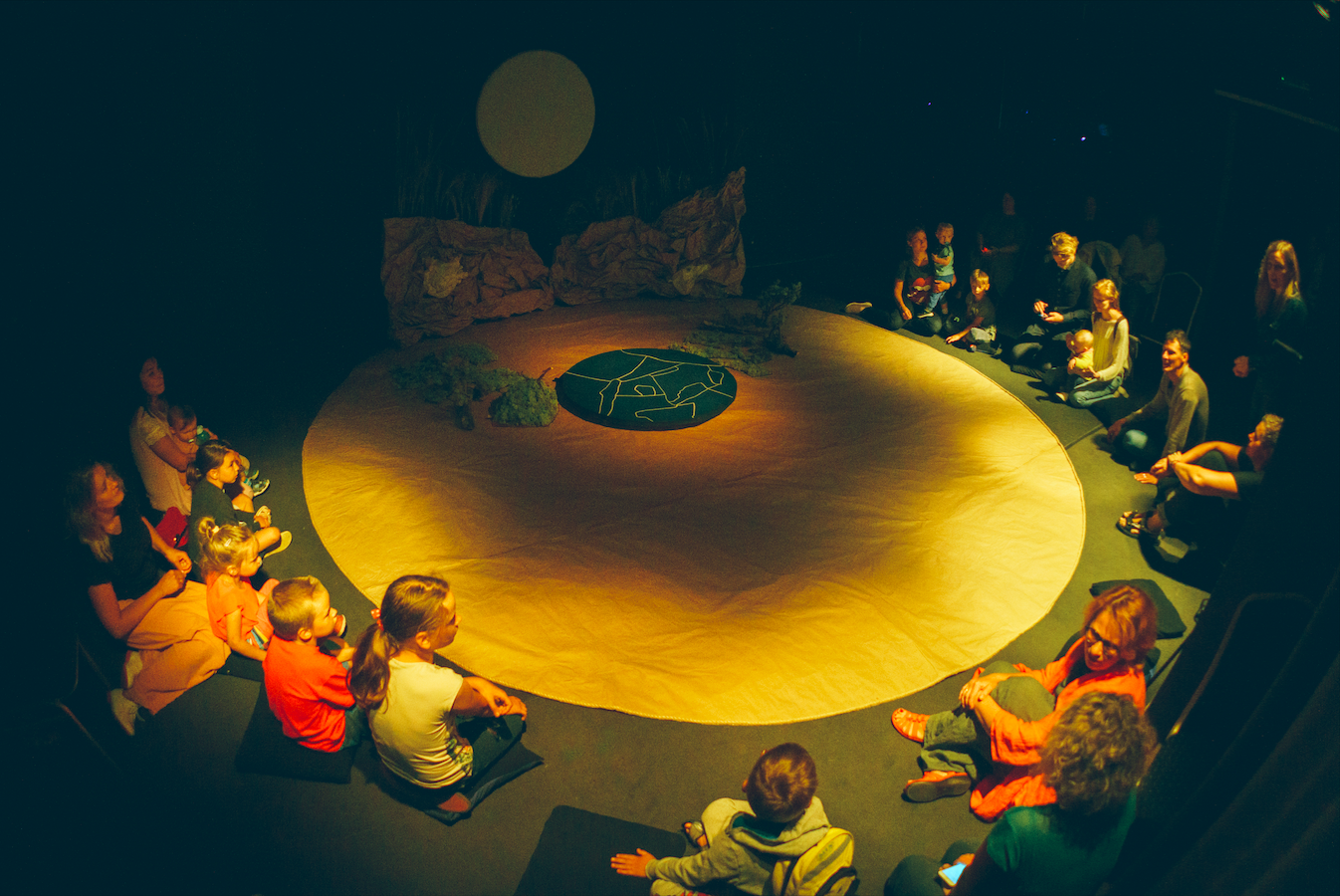 Skats no izrādes // Foto - Kristijons Lučinsks