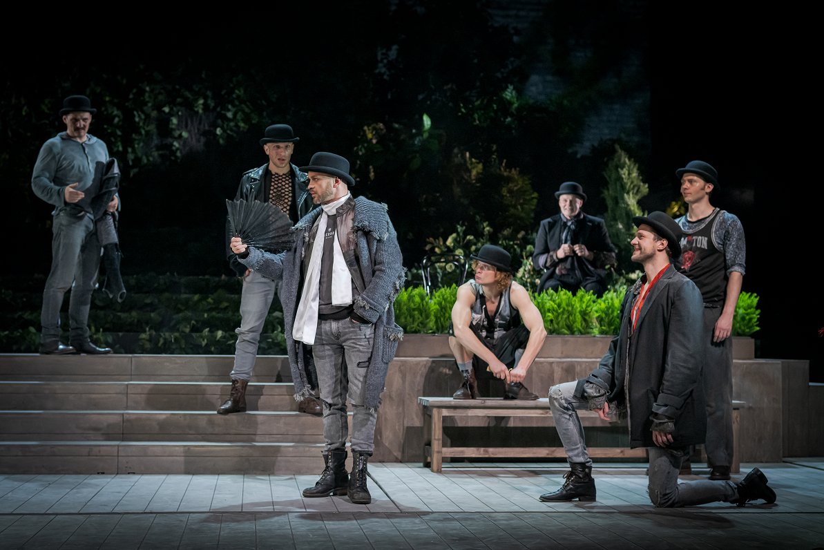 Skats no DT izrādes