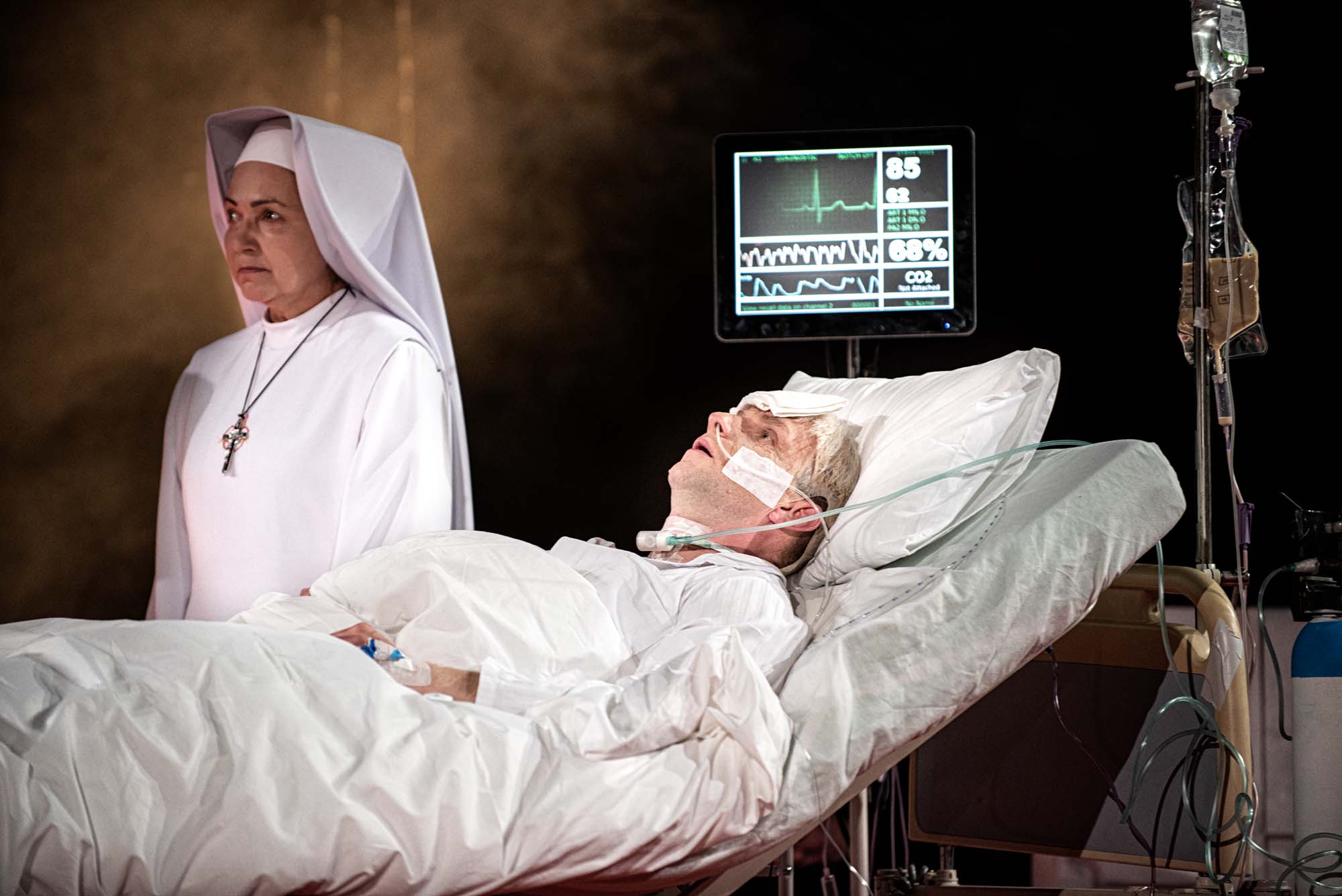 Skats no Poznaņas Poļu teātra izrādes “Jāņa Pāvila II nāve” (rež. Jakubs Skživaneks) // Foto – Magda Hueckel