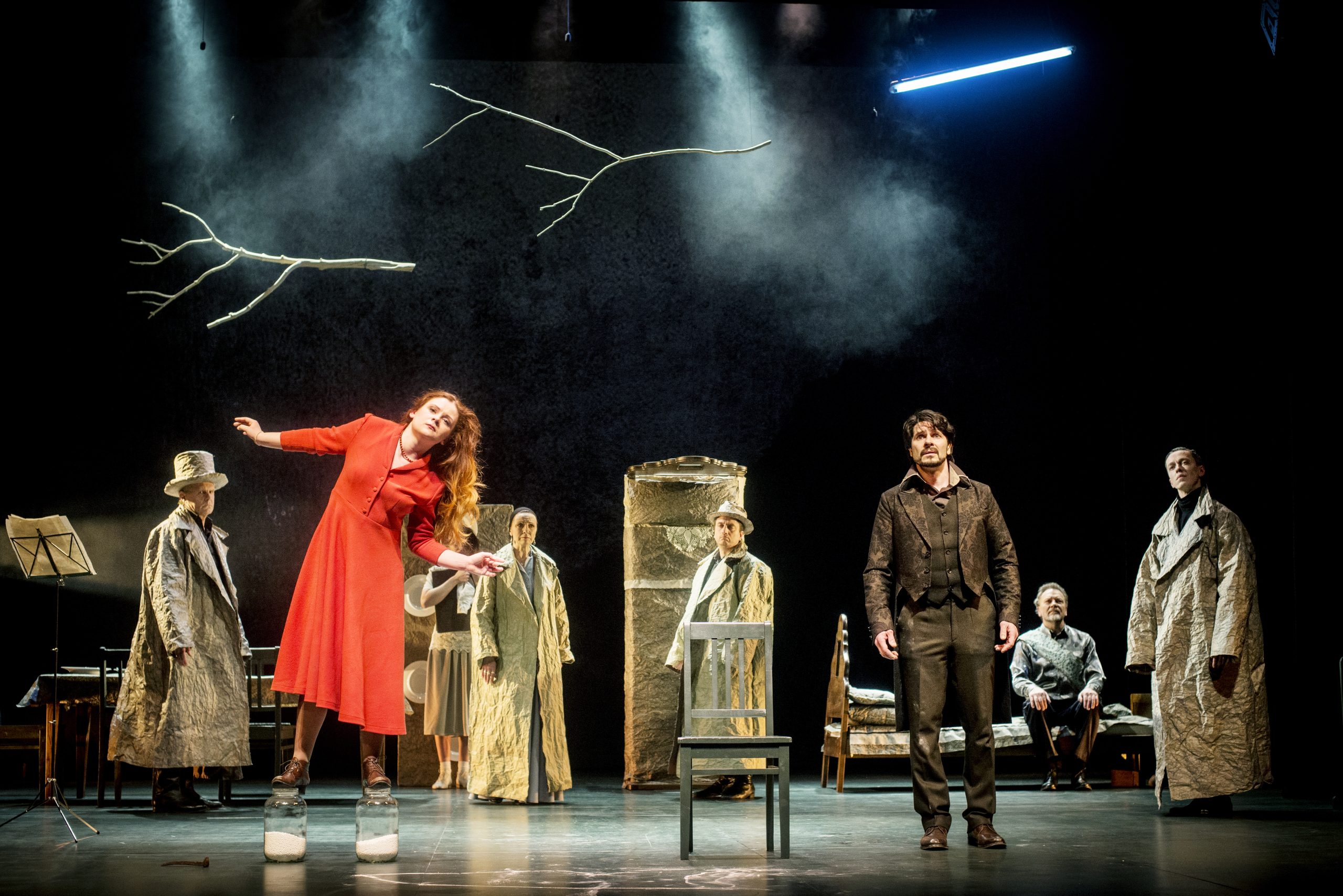 Skats no izrādes “Kuņas bērni” (rež. E. Ņekrošus) // Foto – Dmitrijs Matvejevs