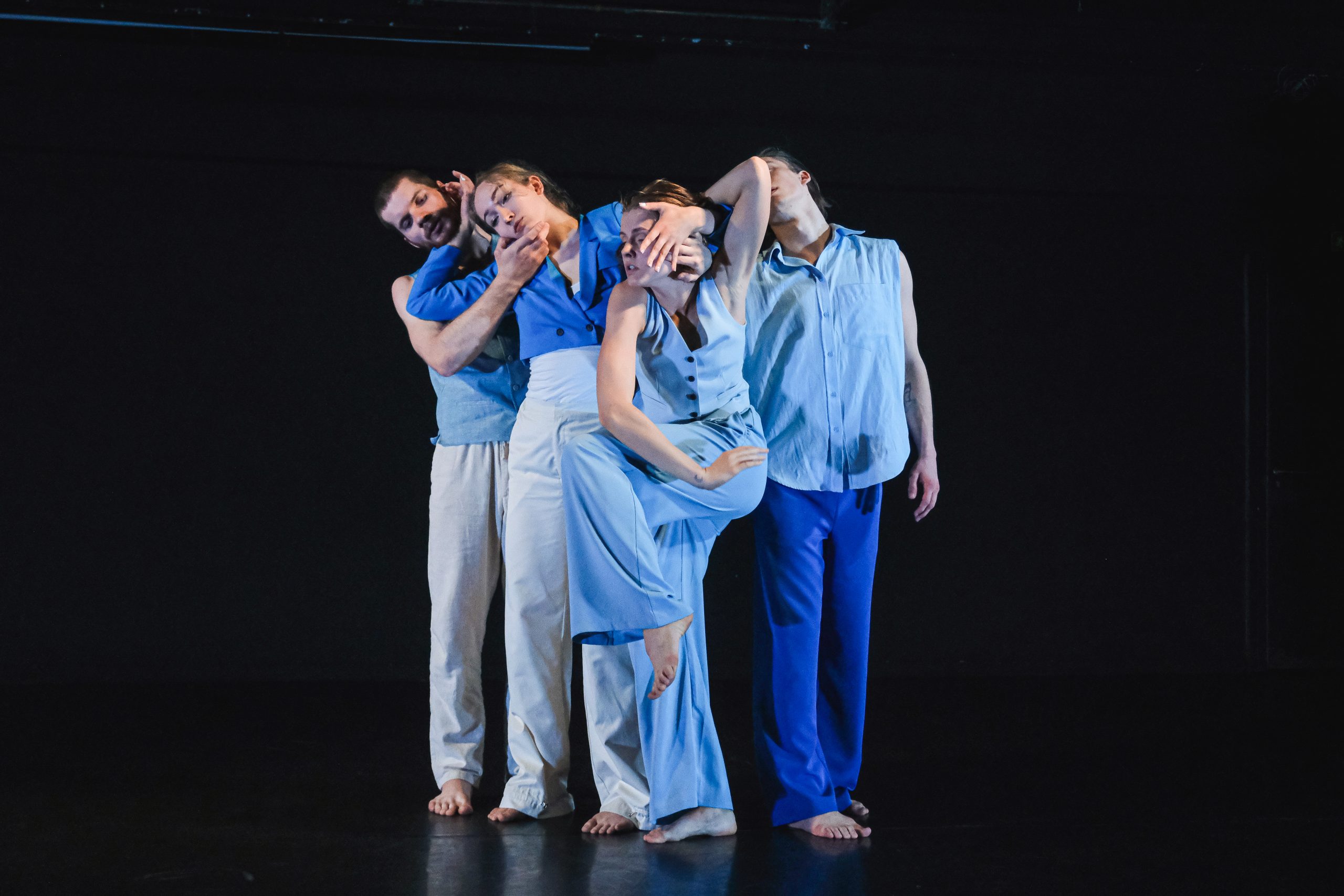 Skats no laikmetīgās dejas izrādes 