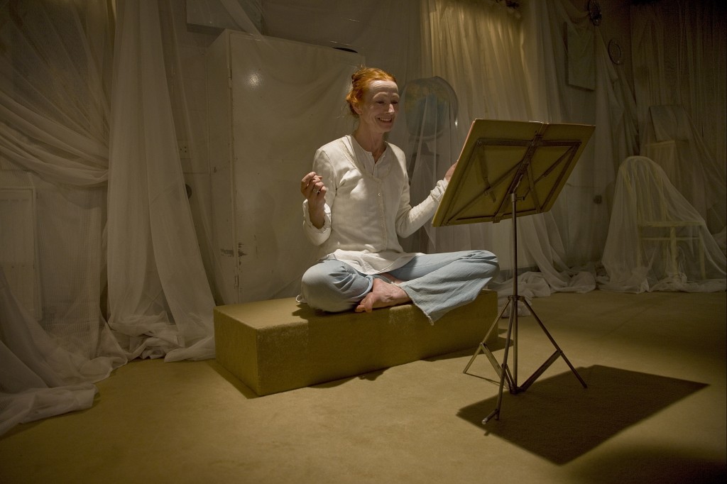 Maija Apine izrādē