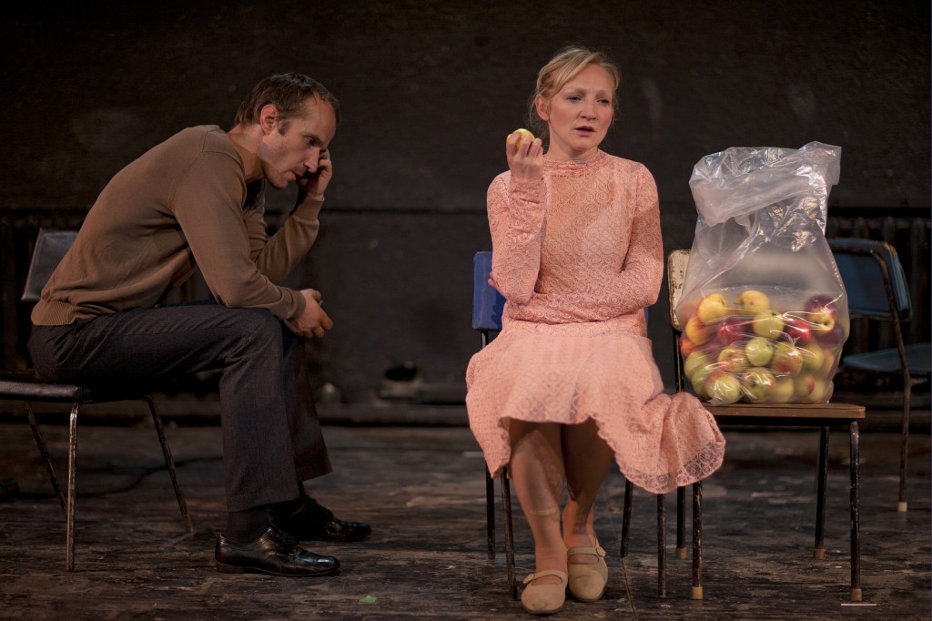 Kaspars Znotiņš un Guna Zariņa izrādē