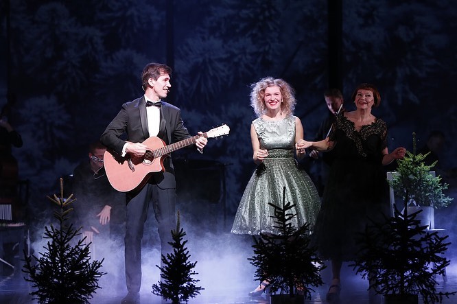 Skats no Māras Ķimeles izrādes 