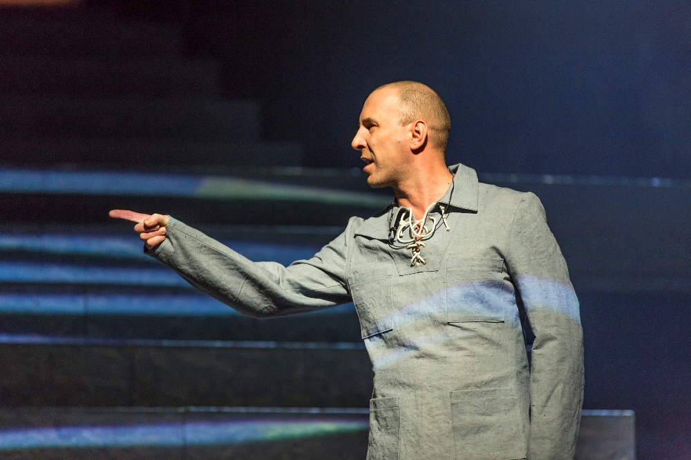 Aktieris Dainis Gaidelis izrādē “VĒJIEM LĪDZI” (2013) // Publicitātes foto