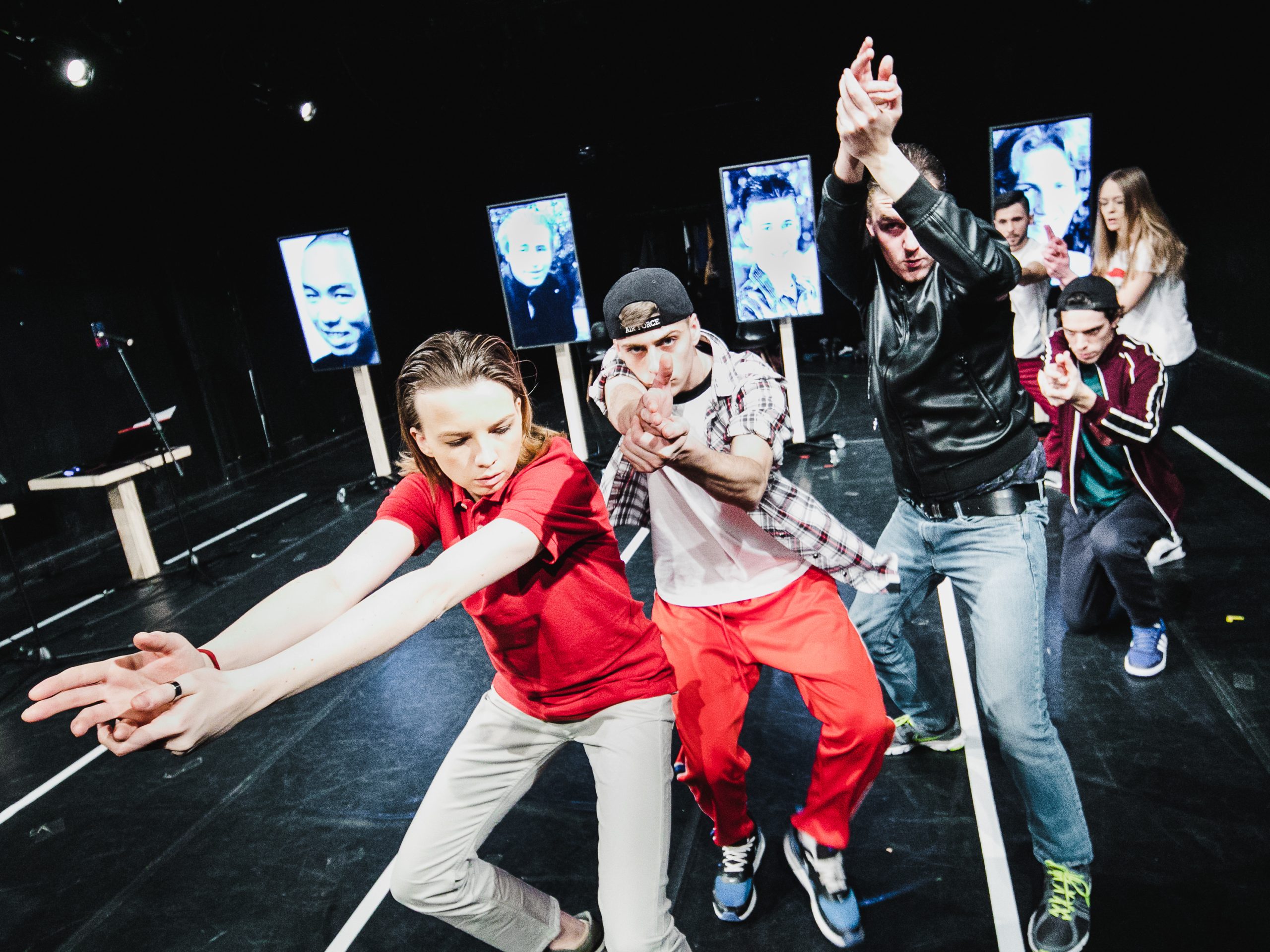 Skats no Zagrebas Jaunatnes teātra izrādes “Jaunatne bez Dieva” (rež. Boruts Šeparovičs) // Foto – Marko Ercegovičs