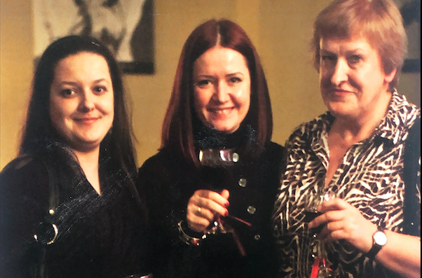 Zane Radzobe, Agita Mačuka, Silvija Radzobe Valmieras drāmas teātrī (gads nezināms) // Foto no Agitas Mačukas personīgā arhīva