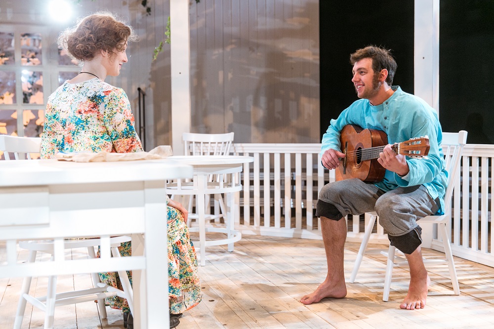 Pavla – Rūta Dišlere, Mihails – Rihards Jakovels // Foto – Matīss Markovskis