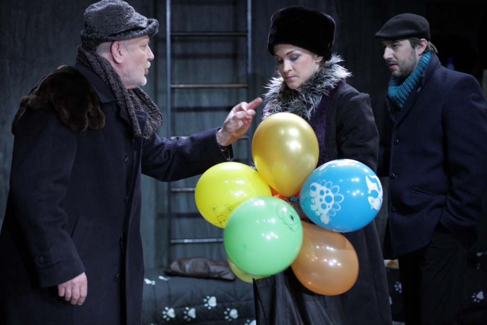 Juris Bartkevičs – Vectēvs, Ilze Ķuzule-Skrastiņa – Māte, Andris Gross – onkulis Toļa izrādē