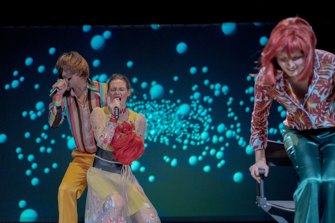 Čārlijs – Artūrs Skrastiņš, Emmija – Ieva Segliņa, Monika – Inita Sondore // Foto – Mārtiņš Vilkārsis