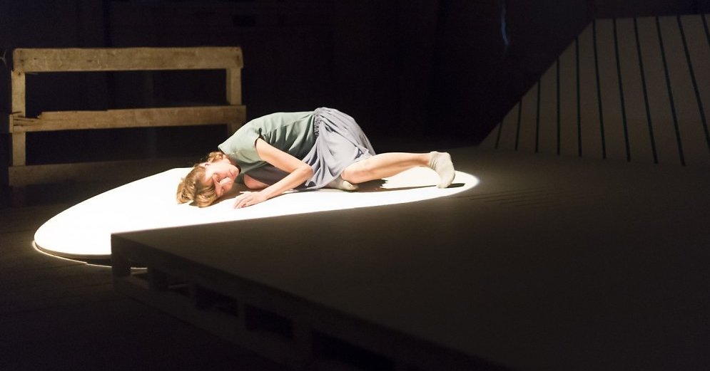 Skats no Agneses Bordjukovas laikmetīgās dejas izrādes 