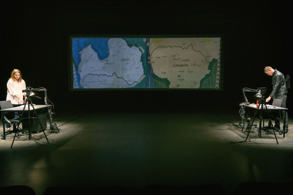 Skats no režisora Valtera Sīļa izrādes “Man bija brālēns” (